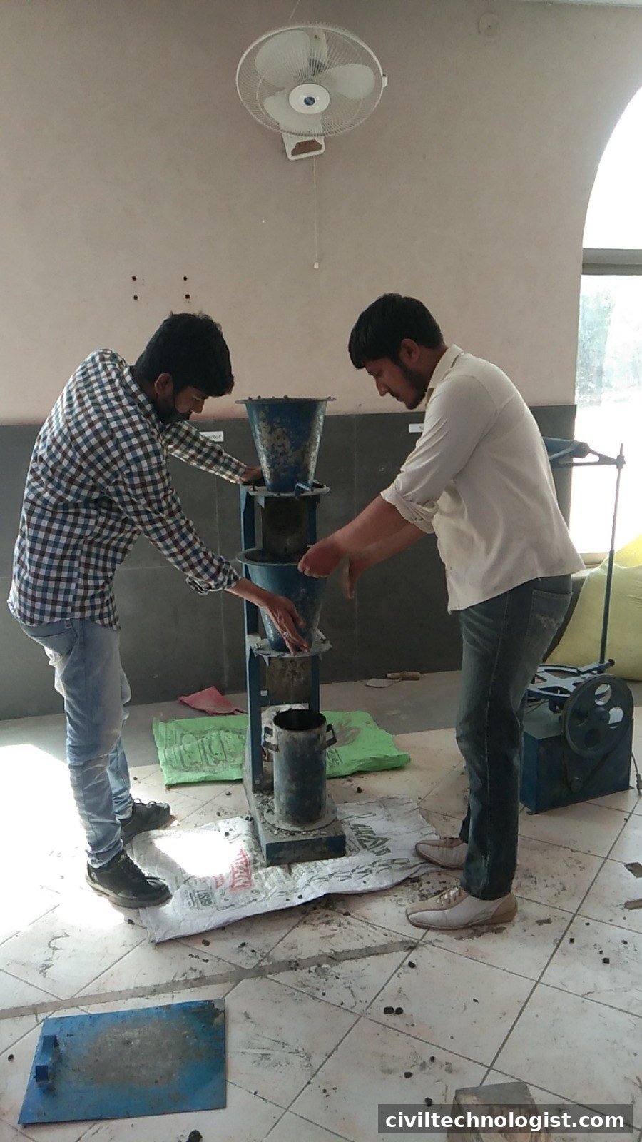 Compaction factor test apparatus used for measuring workability of fresh concrete in a lab